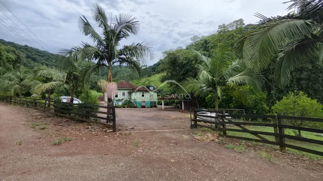 Vista externa de uma residência em Lajeado, Brasil, cercada por vegetação densa.