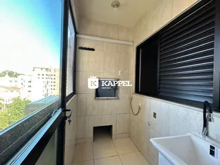 Banheiro com piso de cerâmica e grande janela com vista para o exterior.