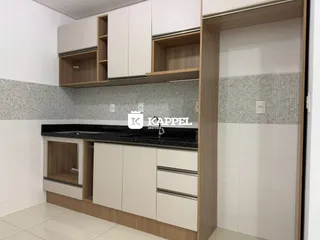 Foto de uma cozinha moderna com armários brancos e bancada escura.