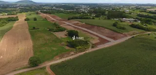 Vista aérea de campos agrícolas e estradas no entorno de Lajeado, Brasil.