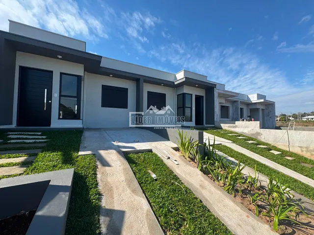 Fachada moderna de uma residência em Lajeado, Brasil, com jardim frontal.