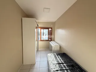 Quarto com cama e armário em ambiente interno.