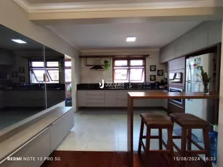 Ambiente de sala de estar e cozinha em um imóvel no Lajeado, Brasil.