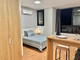 Quarto com cama e vista para a cidade em Lajeado.