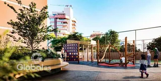 Vista externa de uma propriedade com área de lazer e playground.
