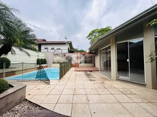 Vista externa de uma área de piscina e pátio de uma residência em Lajeado.
