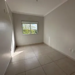 Ambiente interno com piso de cerâmica e janela.