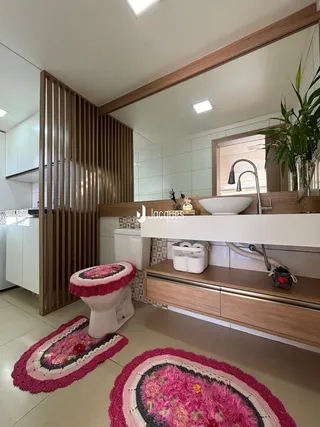 Foto de um ambiente interno com armários brancos e piso claro.