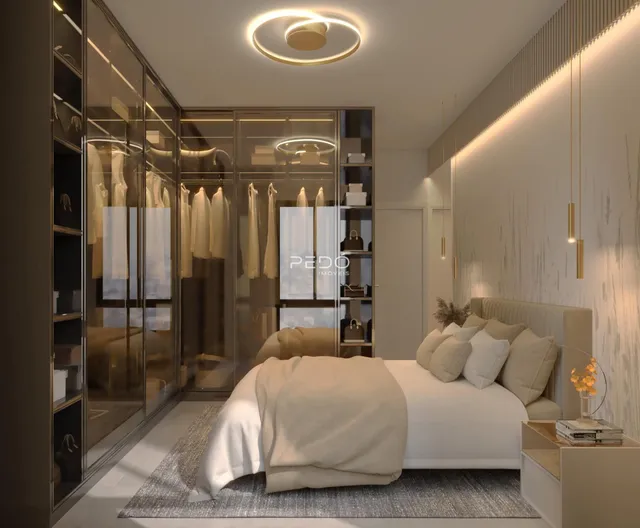 Quarto com guarda-roupas de vidro e cama em um apartamento.