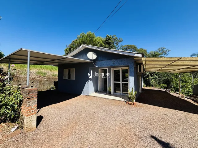 Fachada de uma casa em Lajeado, Brasil, com área de estacionamento coberta.