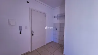 Hall de entrada com portas brancas e piso de cerâmica.