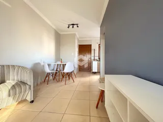 Sala de jantar com mesa e cadeiras em um ambiente claro.