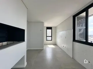 Vista interna de um corredor com paredes brancas e piso claro.