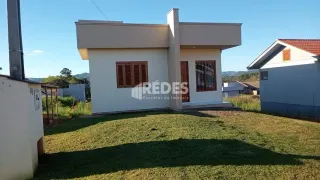 Fachada de uma casa em Lajeado, Brasil, com jardim gramado.
