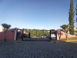 Fachada de uma propriedade com portão de ferro preta em Lajeado, Brasil.