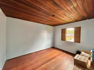 Ambiente interno com piso de madeira e teto de madeira.