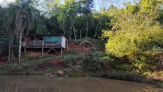 Fachada de uma cabana rústica situada ao lado de um rio na região de Lajeado.