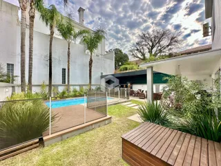 Vista externa de uma propriedade com piscina e jardim em Lajeado, Brasil.