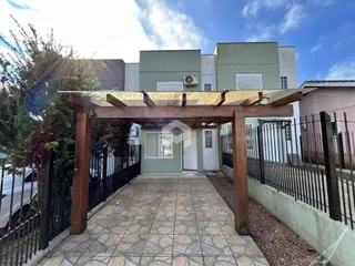 Fachada de uma residência em Lajeado com uma área externa pavimentada.