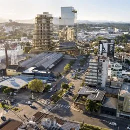 Vista aérea de edifícios em uma área urbana de Lajeado, Brasil.