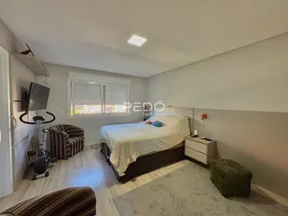 Quarto com cama e janela em um imóvel no Brasil.