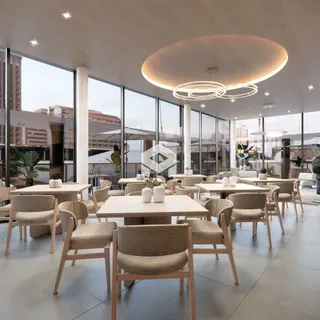 Uma sala de jantar moderna com mesas e cadeiras em um ambiente iluminado.