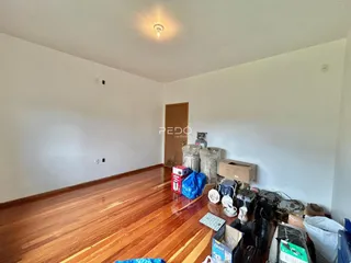 Foto de um cômodo com piso de madeira polida.