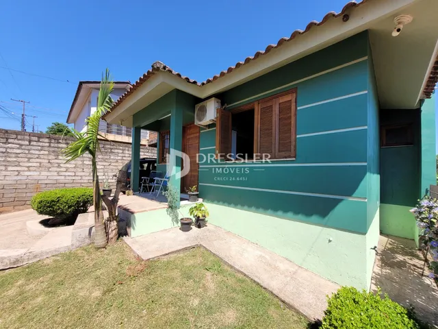 Fachada de uma casa em Lajeado, Brasil, com jardim gramado na frente.