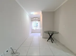 Um corredor com piso de cerâmica branca é visível na propriedade.