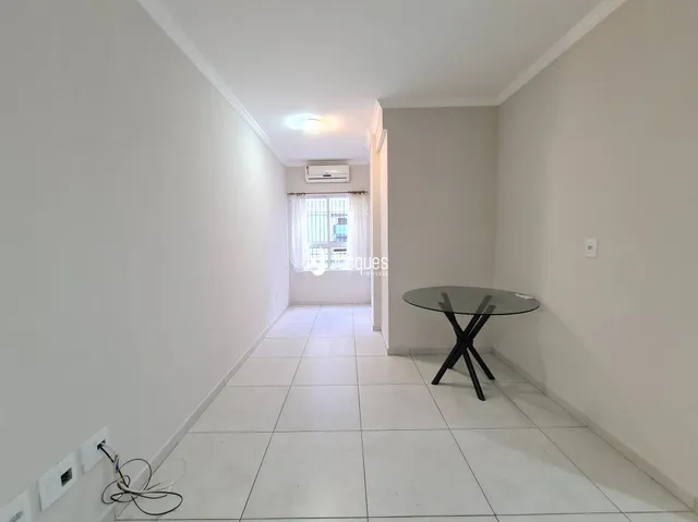 Um corredor com piso de cerâmica branca é visível na propriedade.
