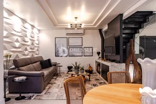 Sala de estar moderna com sofá e decoração em um imóvel no Brasil.