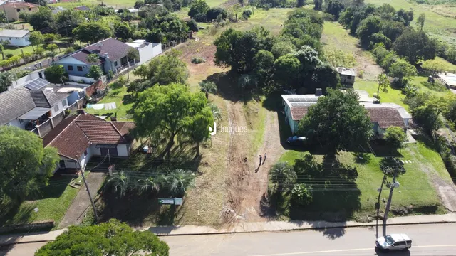 Vista aérea de um terreno com vegetação e áreas verdes.