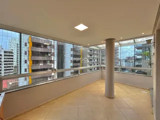 Varanda com vista para edifícios urbanos em Lajeado.