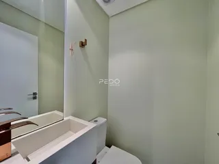 Foto de um banheiro interno com banheira e vaso sanitário.