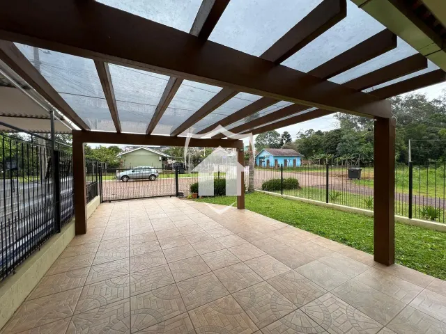 Área externa com piso de cerâmica e estrutura de madeira.