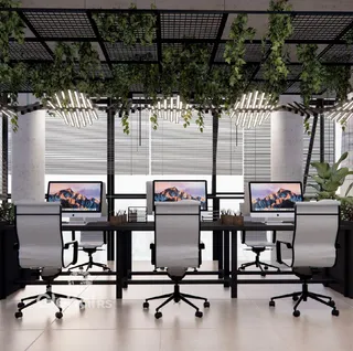 Ambiente de escritório moderno com decoração de jardim vertical e grandes janelas.