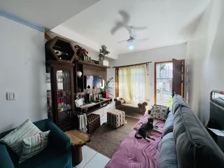 Sala de estar com sofá e cama em ambiente interno.