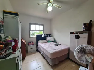 Quarto interno com cama e janela em imóvel no Brasil