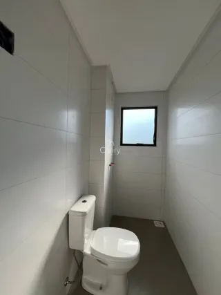 Foto de um banheiro simples em um corredor.