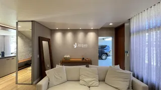 Sala de estar com sofá e detalhes de madeira em um imóvel no Brasil.