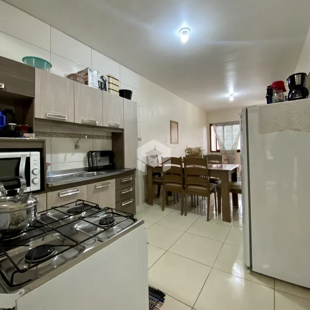 Foto de uma cozinha e sala de jantar em um imóvel.