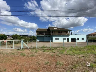 Fachada de uma casa em Lajeado, Brasil, com área externa aberta.
