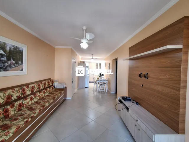 Esta é uma foto de uma sala de estar com um sofá e painel de madeira.