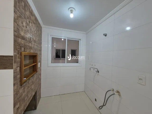 Interior de um ambiente com revestimento de parede em tons de marrom e branco.