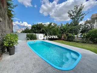 Foto de uma piscina externa em uma propriedade em Lajeado, Brasil.