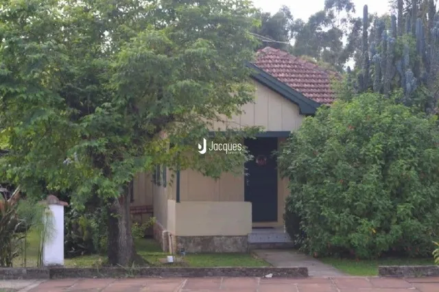 Fachada de uma residência em Lajeado, Brasil, cercada por vegetação.