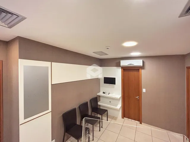 Ambiente interno de uma sala com paredes neutras e piso claro.