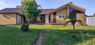 Vista externa de uma residência em Lajeado, Brasil, com um gramado verde em primeiro plano.