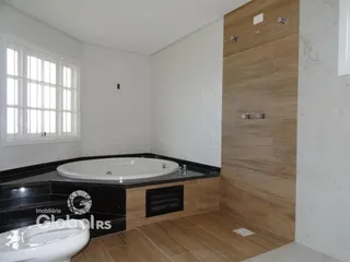 Banheiro com banheira e piso de cerâmica em um imóvel no Brasil.