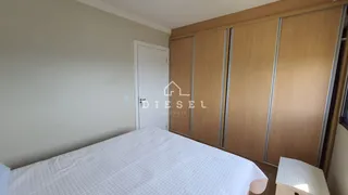 Quarto com cama e armário de madeira na sala.